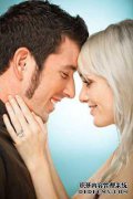 他补充说，他正坐在长途汽车上。婴儿发散